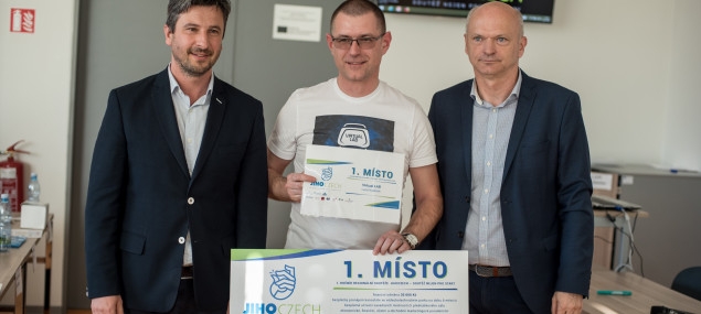 Na snímku zleva 1. náměstek hejtmanky Josef Knot, vítěz soutěže Leoš Kubíček z firmy BCF a ředitel JVTP František Mlčák